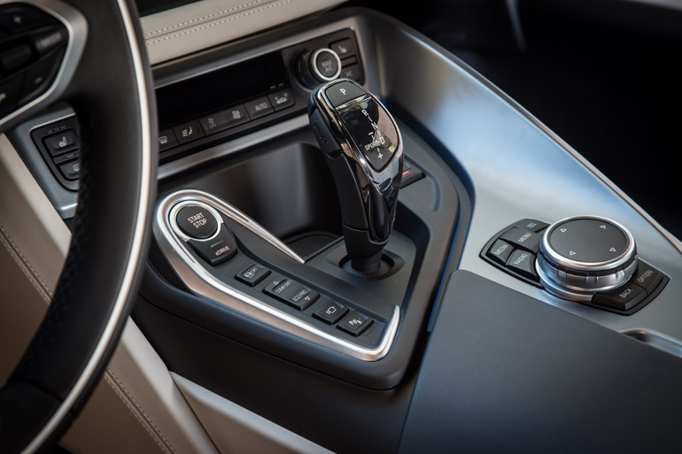 Αυτόματο κιβώτιο 6 σχέσεων, επιλογές για στυλ οδήγησης, start - stop engine, κάμερες, ηχητικά για παρκάρισμα....