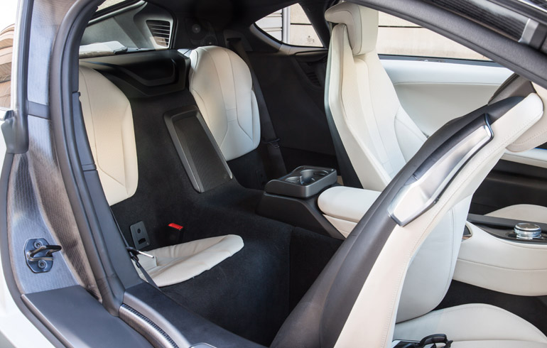 Στα πίσω καθίσματα μπορούν να βολευτούν δύο μικρά παιδιά...