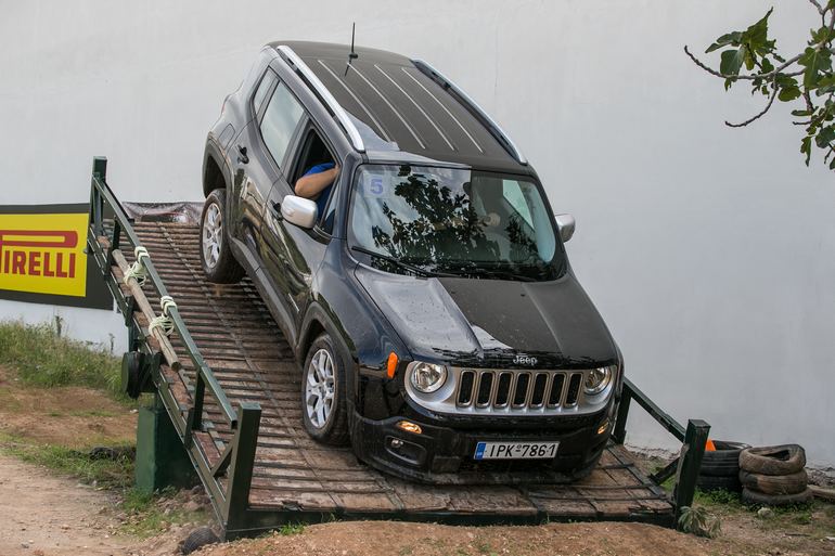 Στην τραμπάλα το όχημα του 1.5 τόνου δέχεται πολύ μεγάλο τράνταγμα (δείτε την πίσω ρόδα). Παρ' όλα αυτά δείχνει να μην καταλαβαίνει από.. πόνο