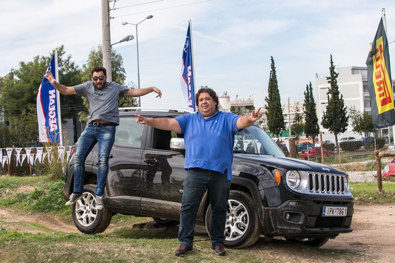Με ένα Jeep στα χέρια σου σίγουρα θα περάσεις ωραία (στην φωτογραφία με τον Πάρι Ποντίκα - δεξιά)