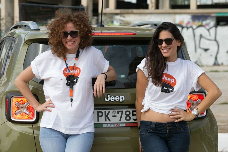 Τα κορίτσια που υποδέχονται όσους θέλουν να οδηγήσουν στο Jeep Camp...