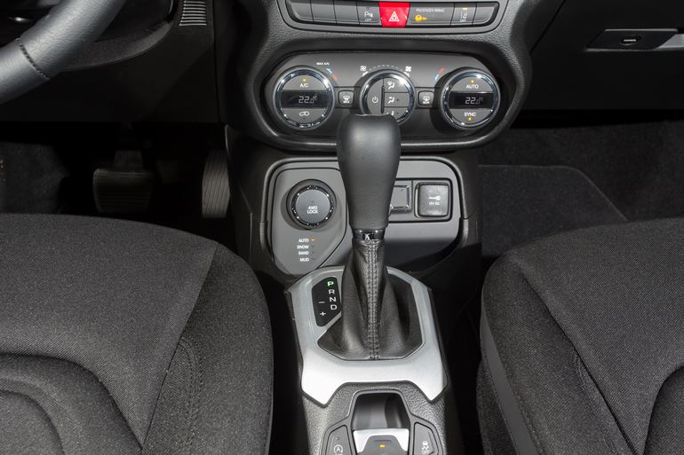 Με τον περιστροφικό διακόπτη (αριστερά όπως φαίνεται από το κιβώτιο) ο οδηγός μπορεί να επιλέξει αυτόματη επιλογή τετρακίνησης, οδήγηση σε χιόνι, άμμο ή λάσπη...