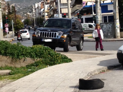 Κάποιοι οδηγοί δεν ξέρουν τι είναι το πεζοδρόμιο…