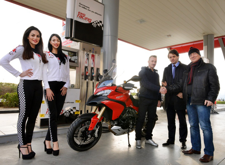 O τυχερός παραλαμβάνει τα κλειδιά της νέας του μοτοσικλέτας!!!