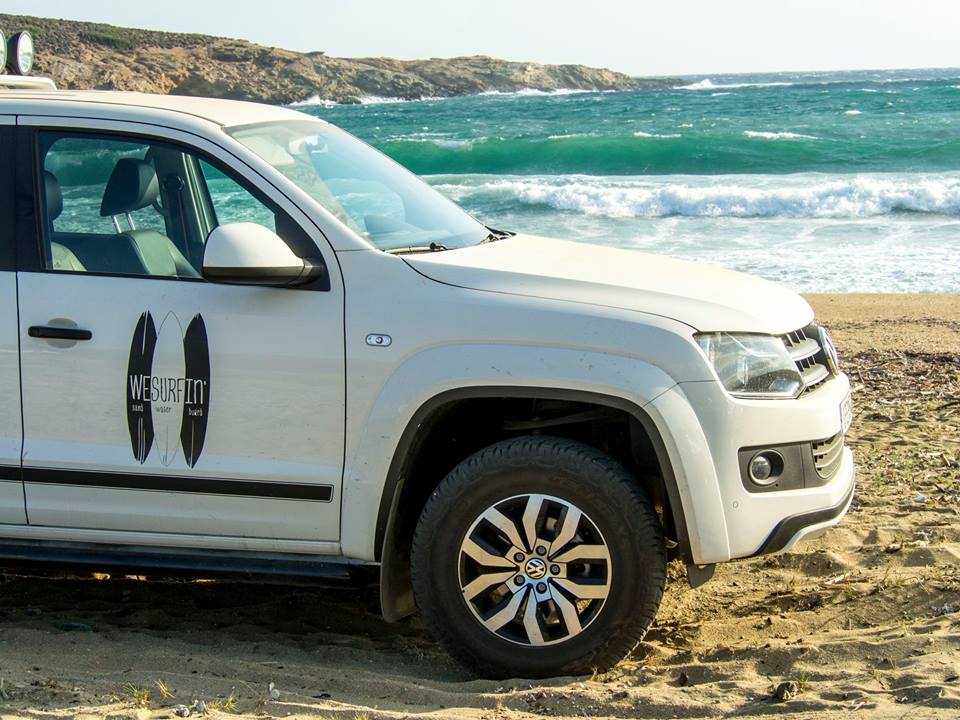 To VW Amarok είναι το όχημ που χρησιμοποιεί ο πρωταθλητής για τις μετακινήσεις του αλλά και τη μεταφορά του εξοπλσμού για να συμμετέχει στο SUP