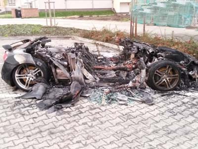 Μαντέψτε τι αυτοκίνητο ήταν πριν πάρει φωτιά…