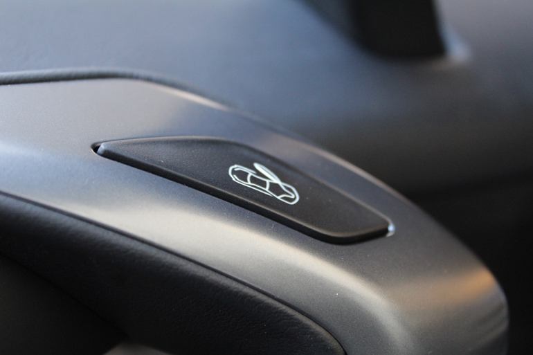 Πατώντας αυτό το κουμπί σπρώχνεις την πόρτα και αυτή ανοίγει αναβαίνοντας προς τα πάνω...