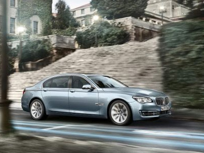 Από… 115.250 και 251 ευρώ τέλη κυκλοφορίας η νέα 7άρα της BMW