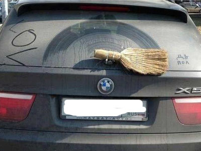 Έβαλε σκούπα αντί για… υαλοκαθαριστήρα