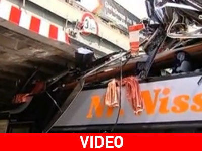 Λεωφορείο… καρφώθηκε σε γέφυρα