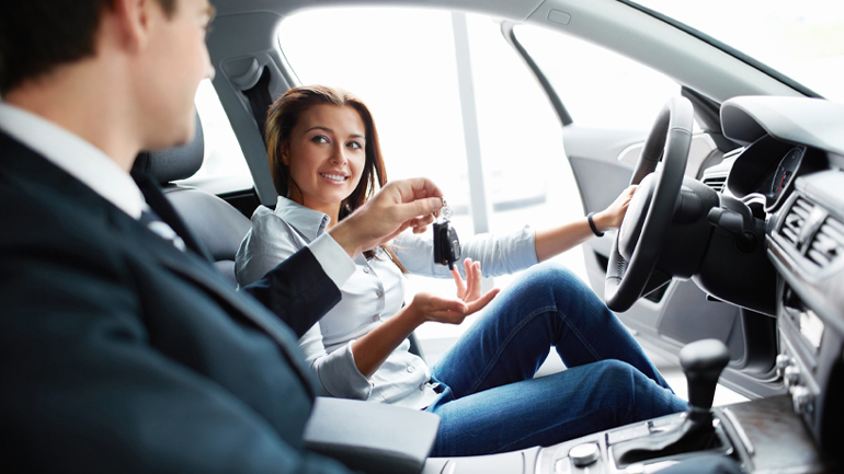 Αγοράζουν αυτοκίνητα μετρητοίς ενόψει δημοψηφίσματος…