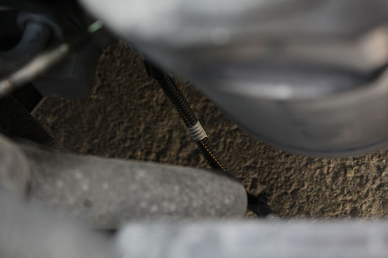 Ο σκύλος ή οι σκύλοι έκαναν ζημιές και στα καλώδια...