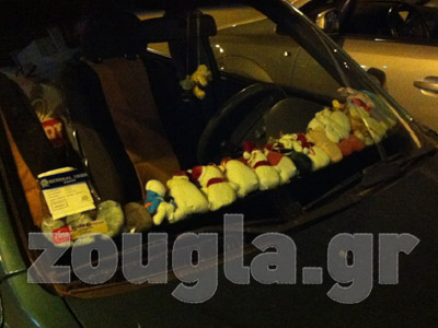 Έβαλε δεκάδες… κουκλάκια στο παρμπρίζ για γούρι