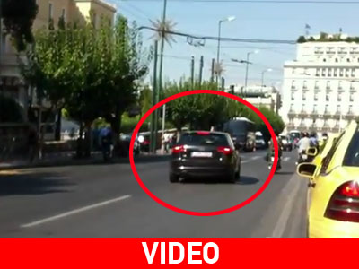 Ανάποδα μπροστά από τη Βουλή με τις ευλογίες της αστυνομίας!