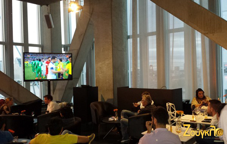 Από παρουσίαση της Toyota στην... Ολλανδία. Οι δημοσιογράφοι έχουν στηθεί για να παρακολουθήσουν το μεγάλο αγώνα της εθνικής με την Ακτή Ελεφαντοστού...