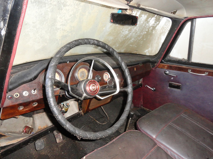 Εσωτερικό ταλαιπωρημένο από το χρόνο αλλά χωρίς αλλαγές...