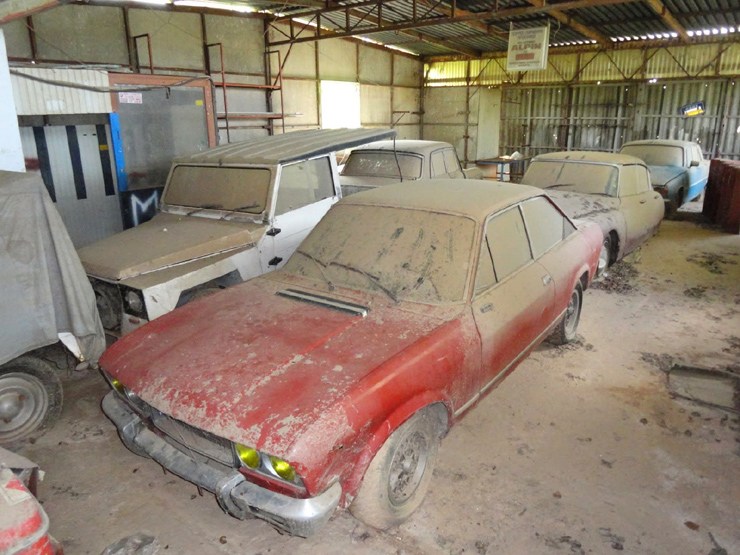 Και σπορ αυτοκίνητα όπως το Fiat 124 coupe βρέθηκαν στον αχυρώνα... Όσοι το ονειρεύεστε ξεχάστε το γιατί ήδη πουλήθηκε...