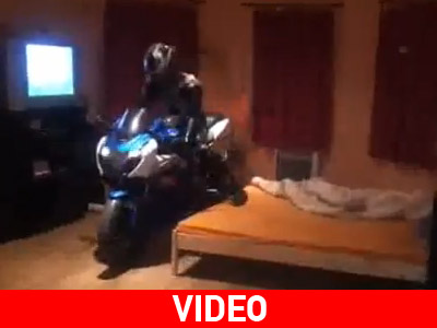 Πήγαινε στην τουαλέτα με τη… μοτοσικλέτα του