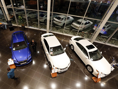 Έμποροι αυτοκινήτων σταμάτησαν προσωρινά τις πωλήσεις στη Ρωσία