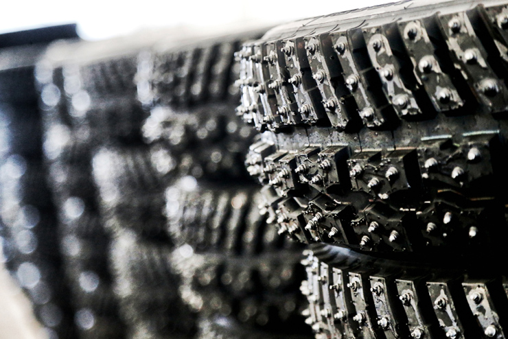 Το βάρος μόνο των καρφιών σε κάθε ελαστικό αγγίζει τα 1.536 γραμμάρια