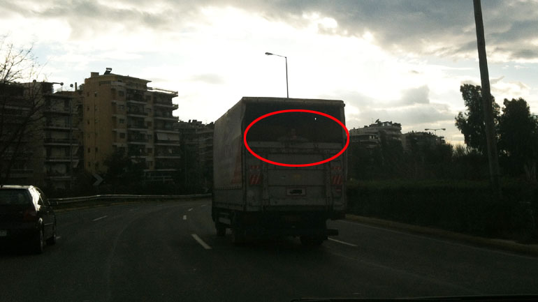 Τον φόρτωσαν στην καρότσα του φορτηγού…