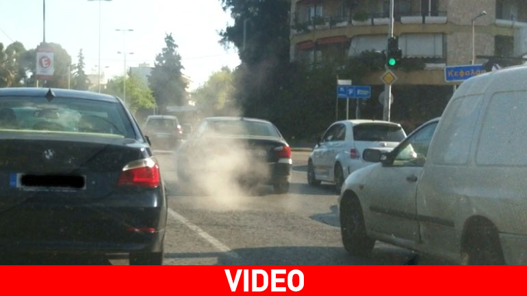 Αυτοκίνητο βγάζει καπνούς στην λεωφόρο Κηφισίας αλλά ο οδηγός δεν δίνει σημασία…