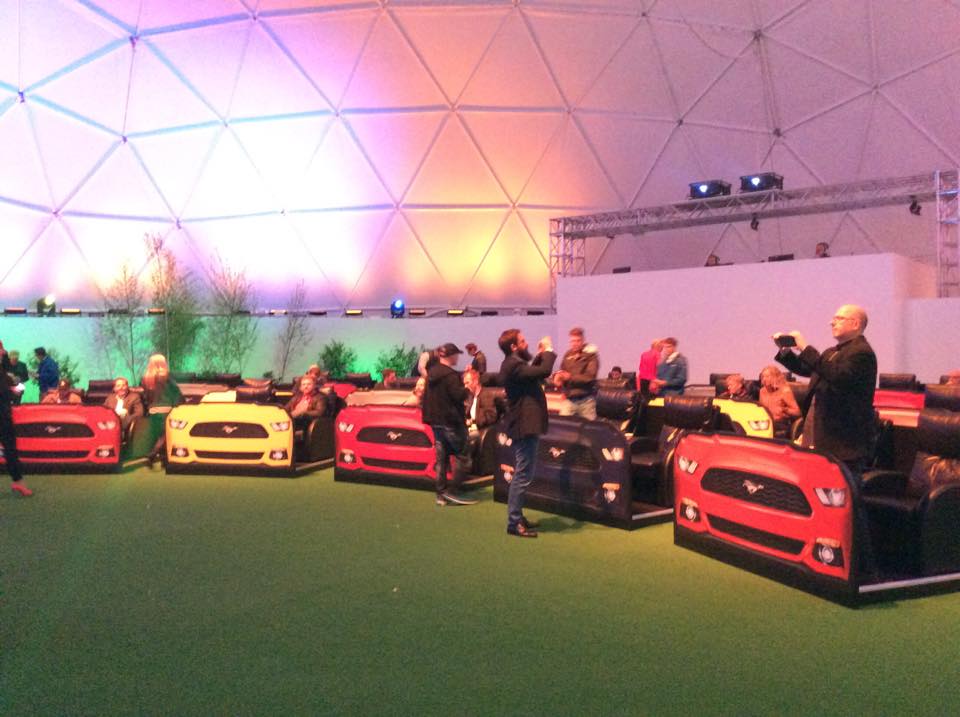 Σε αυτή την αίθουσα που θύμιζε cinema πραγματοποιήθηκε η συνέντευξη Τύπου της νέας Ford Mustang...