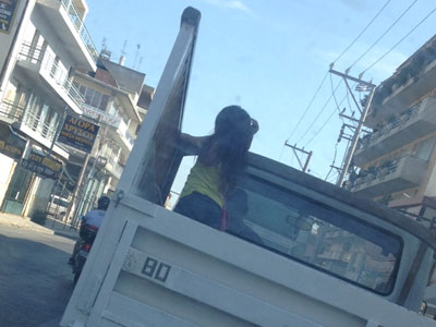 Μετέφερε το παιδί του στην καρότσα…