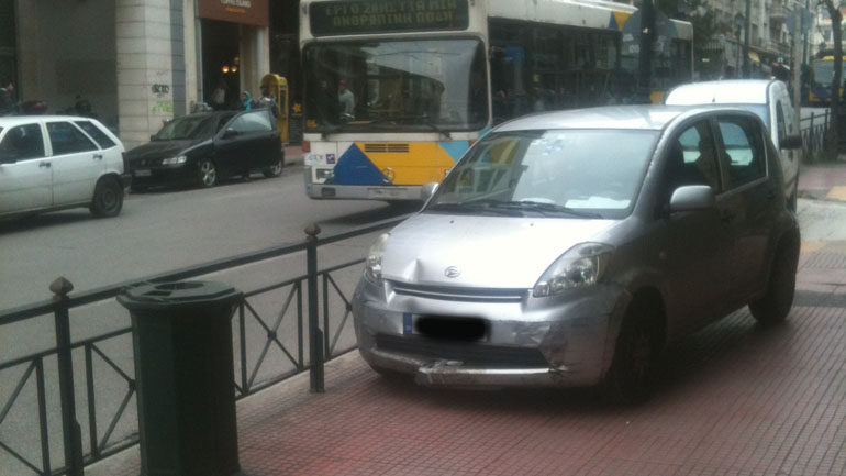 Το πάρκαρε πάνω σε πεζοδρόμιο στην Ομόνοια!!!