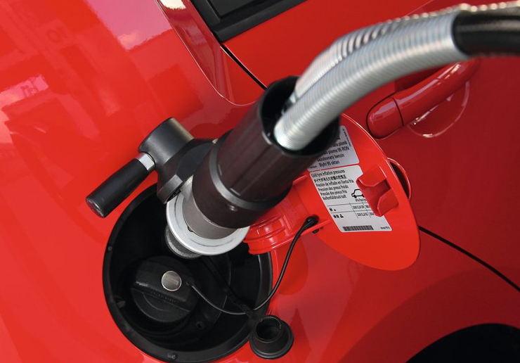 Το γέμισμα γίνεται με ειδική υποδοχή δίπλα ακριβώς από αυτή που βρίσκεται το στόμιο για το ρεζερβουάρ της βενζίνης...