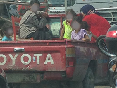 Ταξιδεύοντας με ξύλινη καρέκλα στην… καρότσα