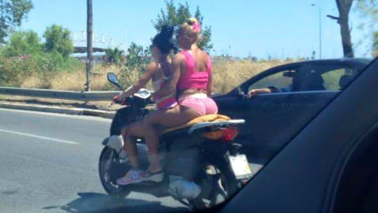 Είναι επικίνδυνο να οδηγείς στην Παραλιακή χωρίς.. κράνος και με σκύλο πάνω στην μοτοσικλέτα