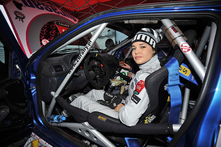 Περιμένοντας μέσα στο αγωνιστικό όπλο...