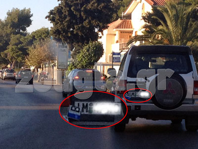 Κυκλοφορούσε με… κομμένη πινακίδα