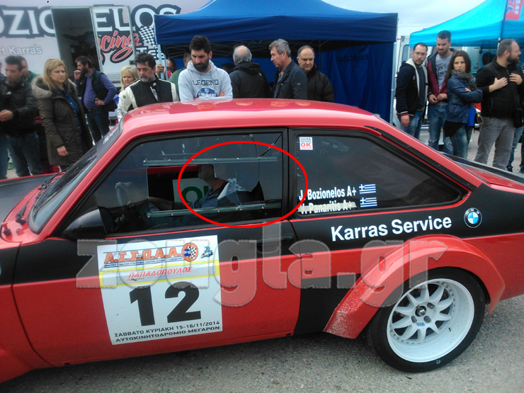 Το σπασμένο τζάμι στο αυτοκίνητο του Μποζιονέλου έπειτα από την επίθεση που δέχτηκε από τον συναθλητή του...