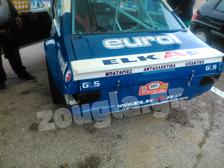 Αυτό είναι το αγωνιστικό του Θανάση Κουρνιάτη που έπεσε... θύμα του Μποζιονέλου την ώρα του αγώνα. Ωστόσο ο οδηγός από την Χαλκίδα έδειξε επίπεδο καθώς γνωρίζει πως αυτά συμβαίνουν σε έναν αγώνα...