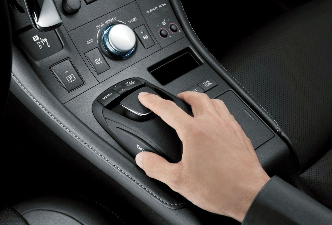 Το CT200 εφοδιάζεται με αυτόματο κιβώτιο