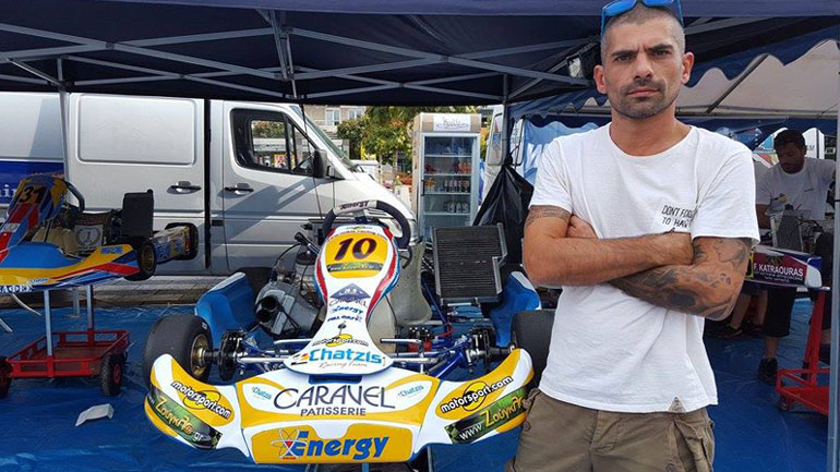 Ο Μίκης Καλογηράτος με το καρτ που θα τρέξει στο 7ο PICK Πάτρας... Όπως μπορείτε να δείτε ξεχωρίζουν τα αυτοκόλλητα του zougla.gr