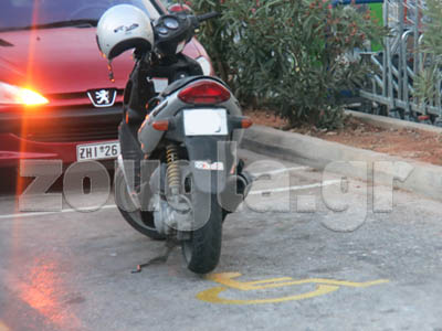 Παράτησε το μηχανάκι του σε θέση για ΑΜΕΑ… Παράτησε το μηχανάκι του σε θέση για ΑΜΕΑ…