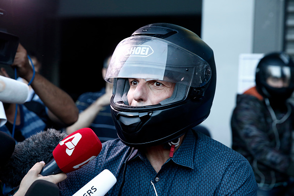 Ακόμα και το κράνος που φορά ο Βαρουφάκης άναψε φωτιές!!!