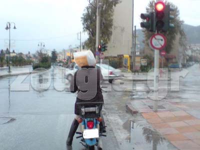 Έβαλε σακούλα στο κεφάλι για να προστατευτεί από τη βροχή!