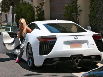 Η Paris Hilton ξεχρεώνει super car σε… 60 δόσεις