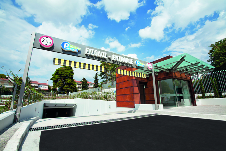 Αυτή είναι η είσοδος του νέου σταθμού parking που λειτουργεί στην Κηφισιά εδώ και 7 μήνες...