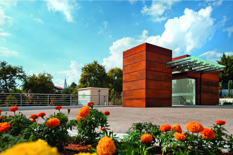 Ακόμα και.. λουλούδια έχουν φυτευτεί στο χώρο για να δίνουν μία όμορφη εικόνα στους περαστικούς και να μην κυριαρχεί μόνο το τσιμέντο...