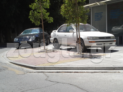 Πεζοδρόμιο που έγινε πάρκινγκ