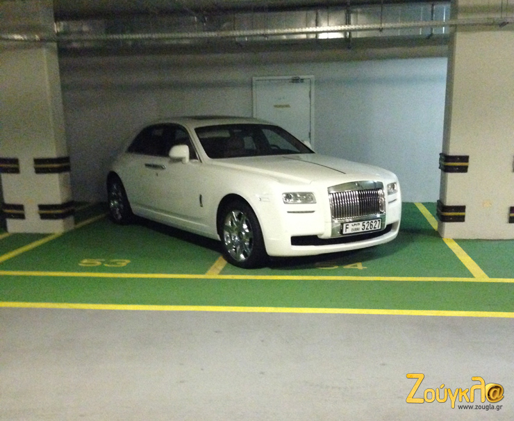 Η Rolls Royce λείπει από τέτοια μέρη; Δε λείπει....