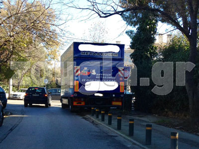 Πάρκαρε κλείνοντας πεζοδρόμιο και ποδηλατοδρόμο…