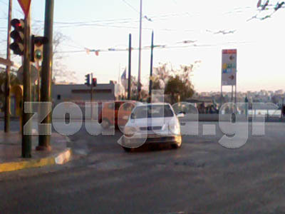 Πάρκαρε ανάποδα, σε διάβαση, σε μονόδρομο και στη μέση του δρόμου