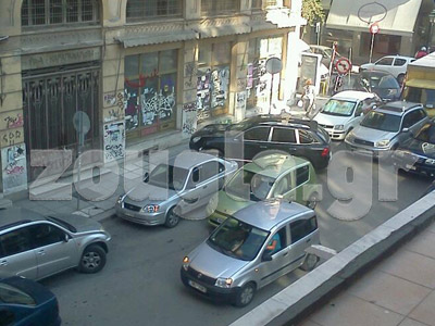 Άφησε το αυτοκίνητο πάνω στο πεζοδρόμιο…