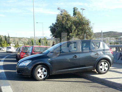 Κάθετο.. παρκάρισμα στη στάση μετρό της Κάντζας